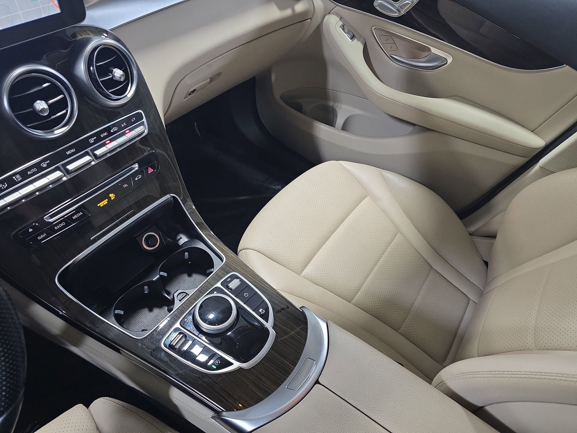 Used 2017 Mercedes-Benz GLC 300 4MATIC image 25