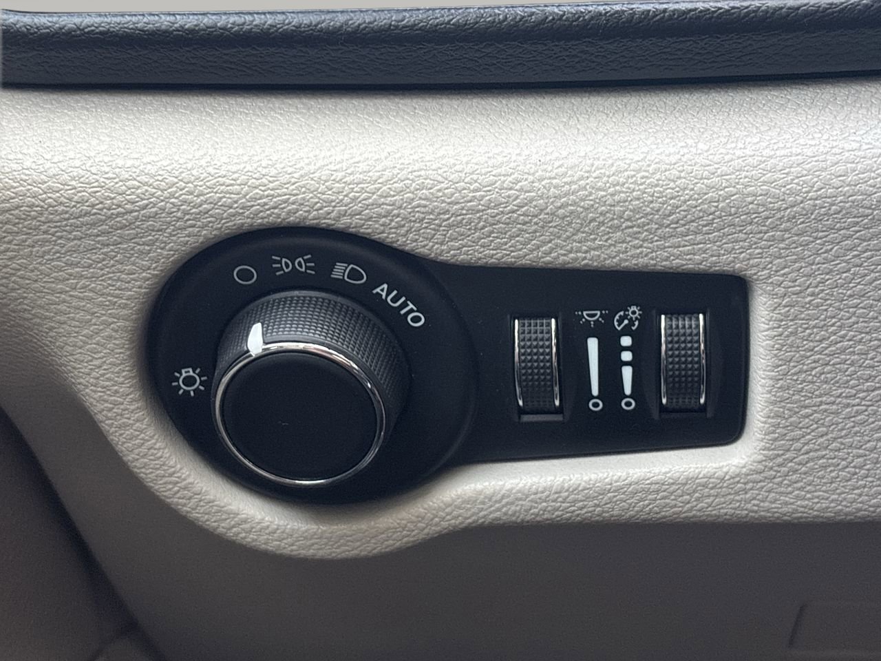 Used 2021 Chrysler Voyager LX image 24