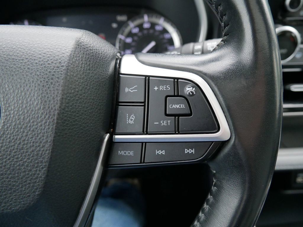 Used 2022 Toyota Highlander XLE AWD/4WD image 26