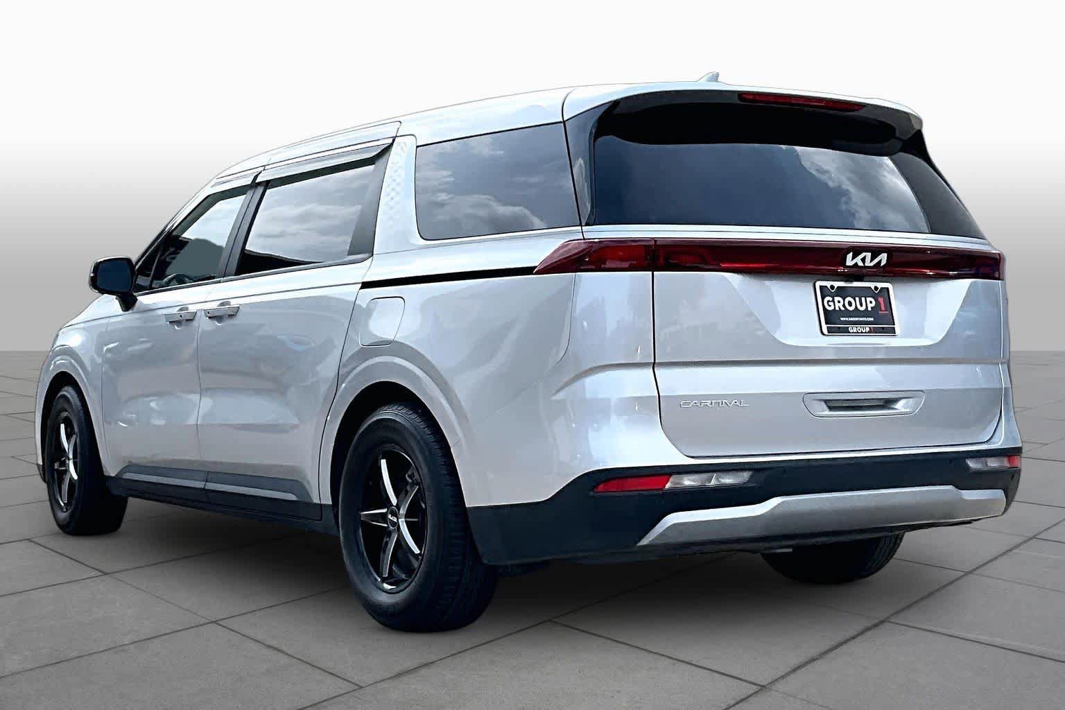 Used 2023 Kia Carnival LX FWD image 12