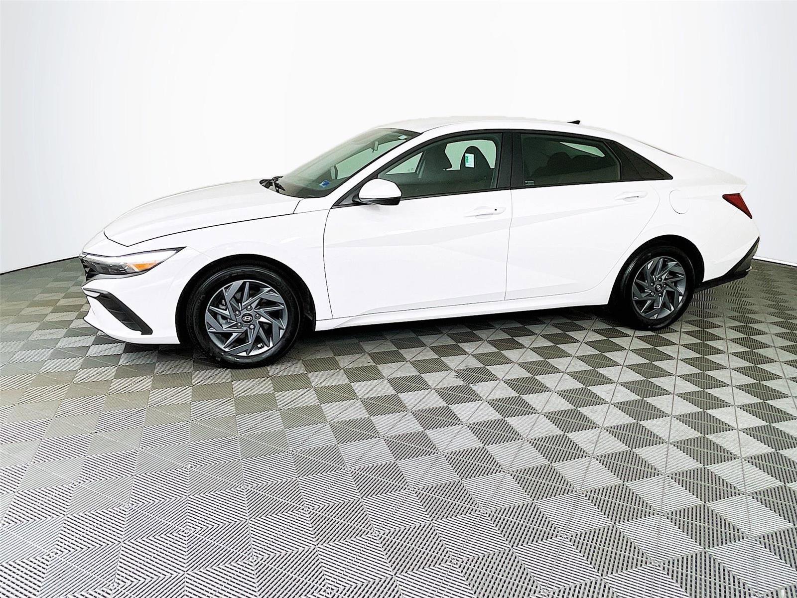 Certified 2025 Hyundai Elantra Blue FWD image 4