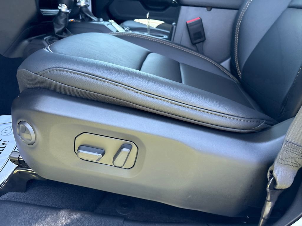 Used 2025 Jeep Gladiator Sport w/ Premium Package image 17