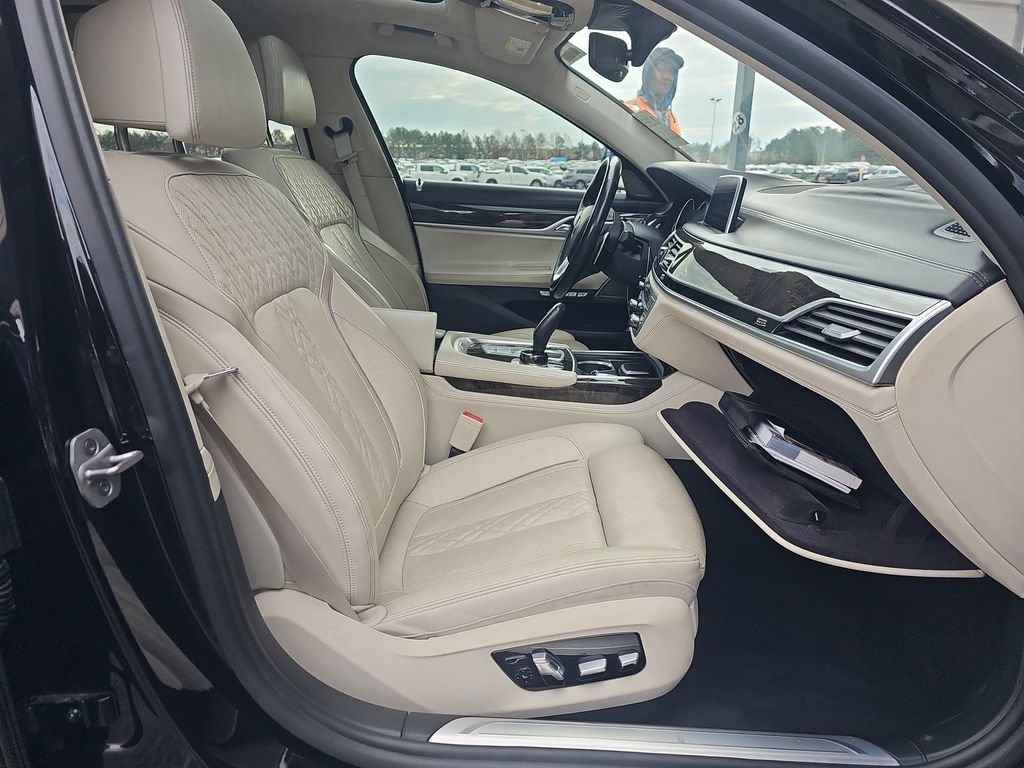 Used 2018 BMW 750i w/ Executive Package RWD image 8