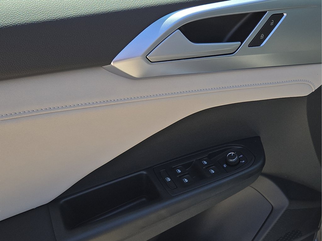New 2026 Volkswagen Taos SE FWD image 17