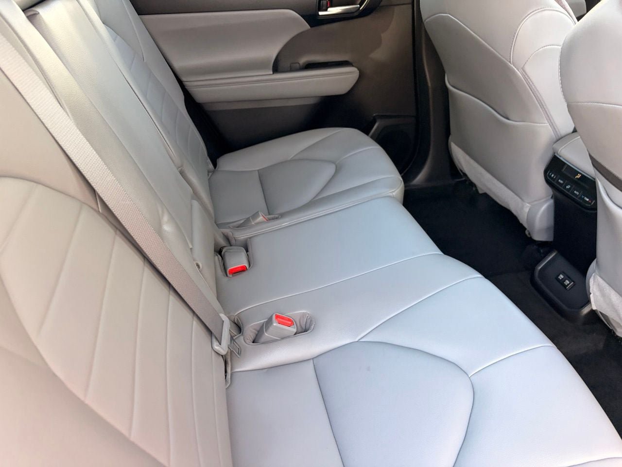 Used 2021 Toyota Highlander XLE AWD/4WD image 11
