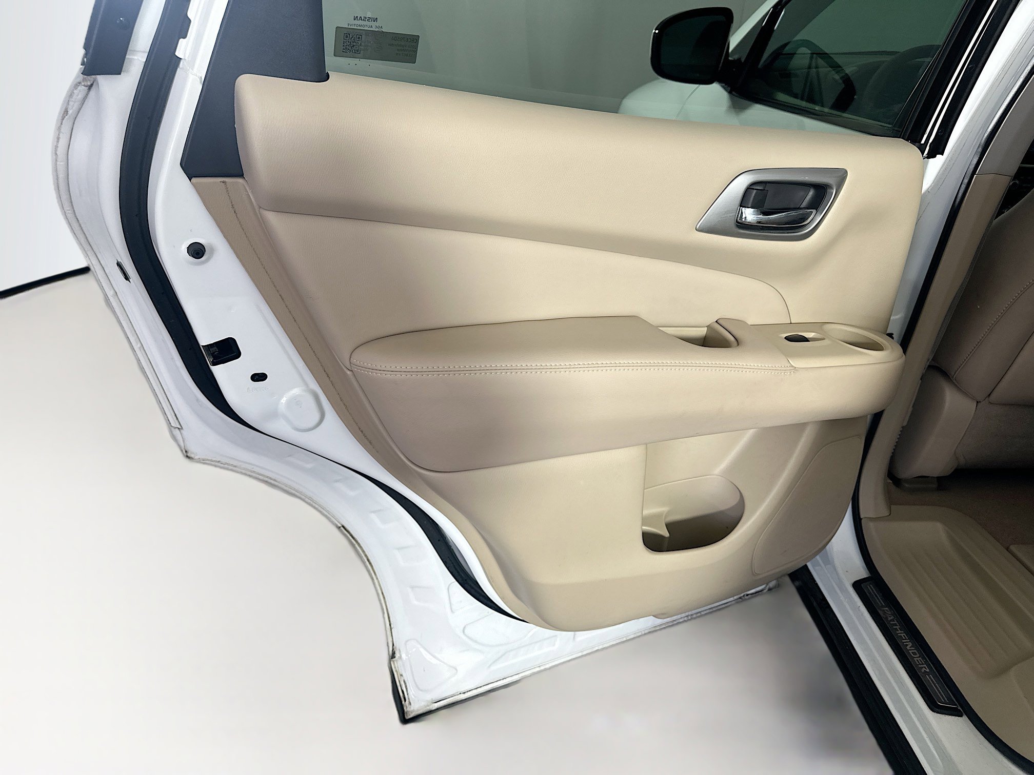 Used 2014 Nissan Pathfinder Platinum image 25