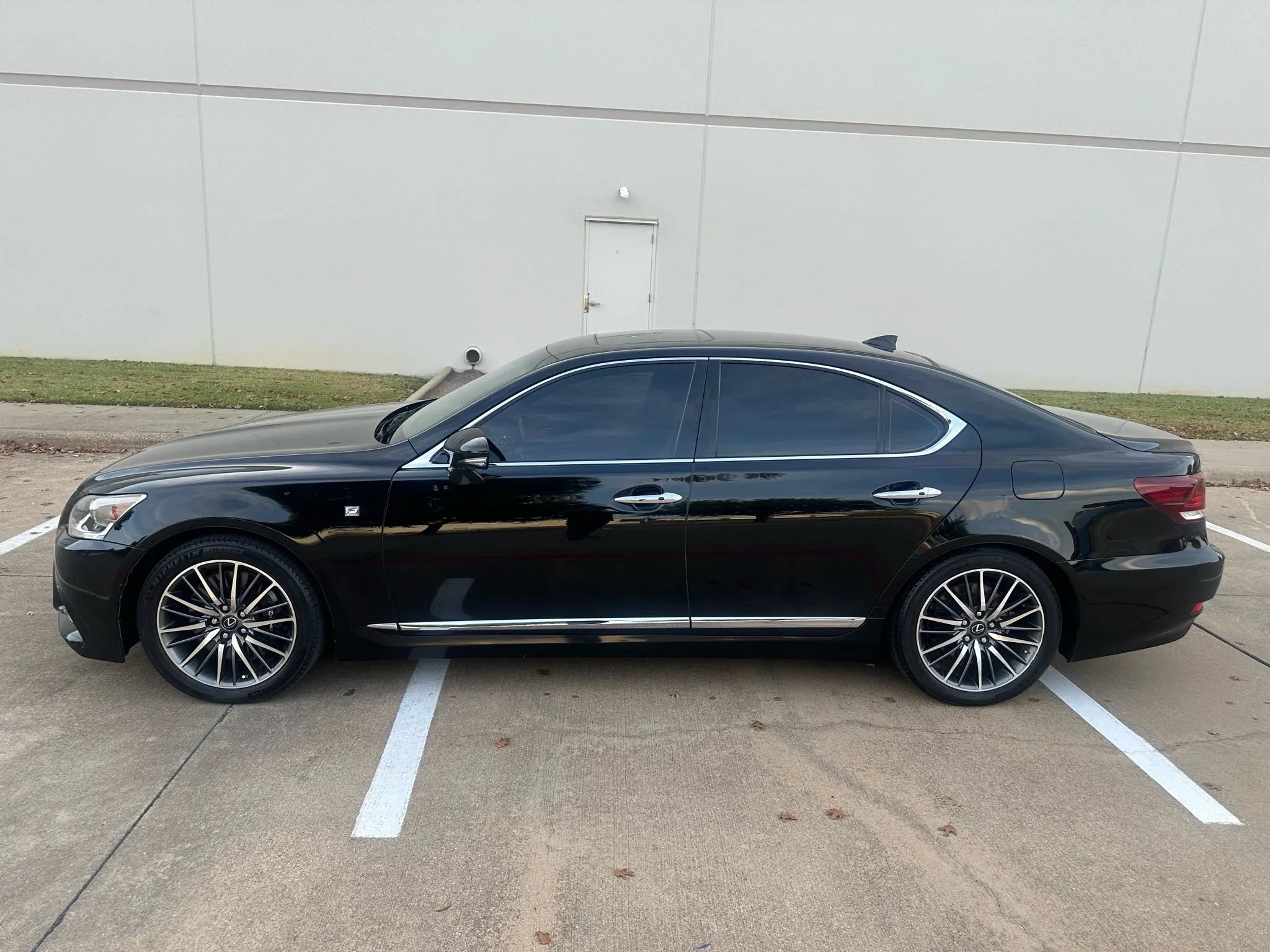 Used 2016 Lexus LS 460 RWD image 2