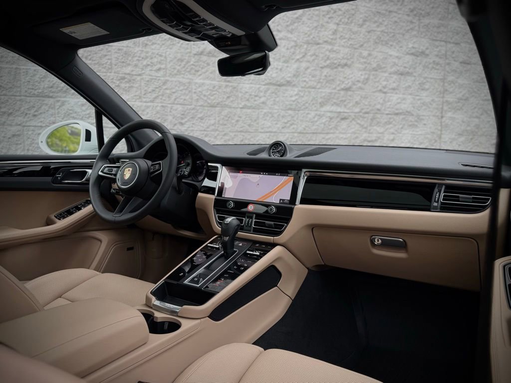 Certified 2025 Porsche Macan image 22