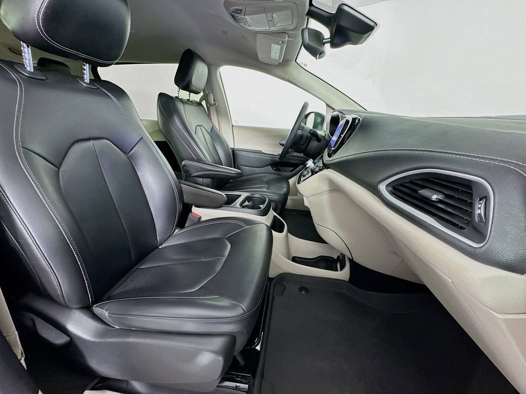 Used 2023 Chrysler Pacifica Touring-L image 36