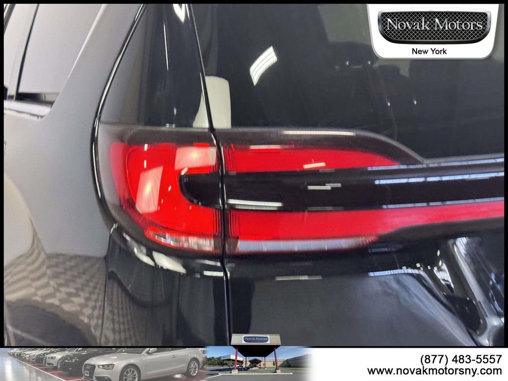 Used 2025 Chrysler Pacifica Select image 10