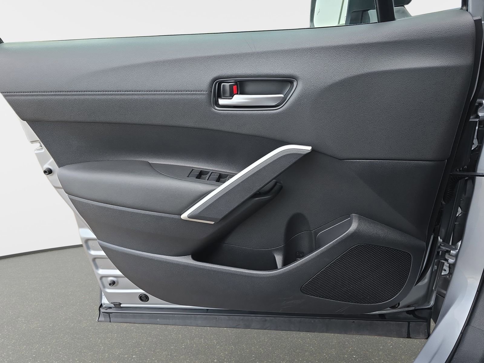 Used 2025 Toyota Corolla Cross XLE image 28