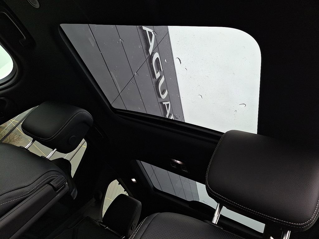 Certified 2025 Land Rover Discovery S image 13