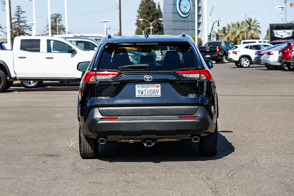 Used 2022 Toyota RAV4 XLE AWD/4WD image 3
