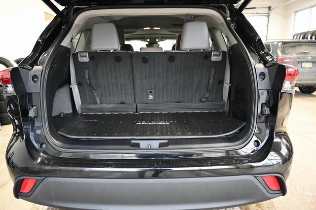 Used 2021 Toyota Highlander XLE image 29