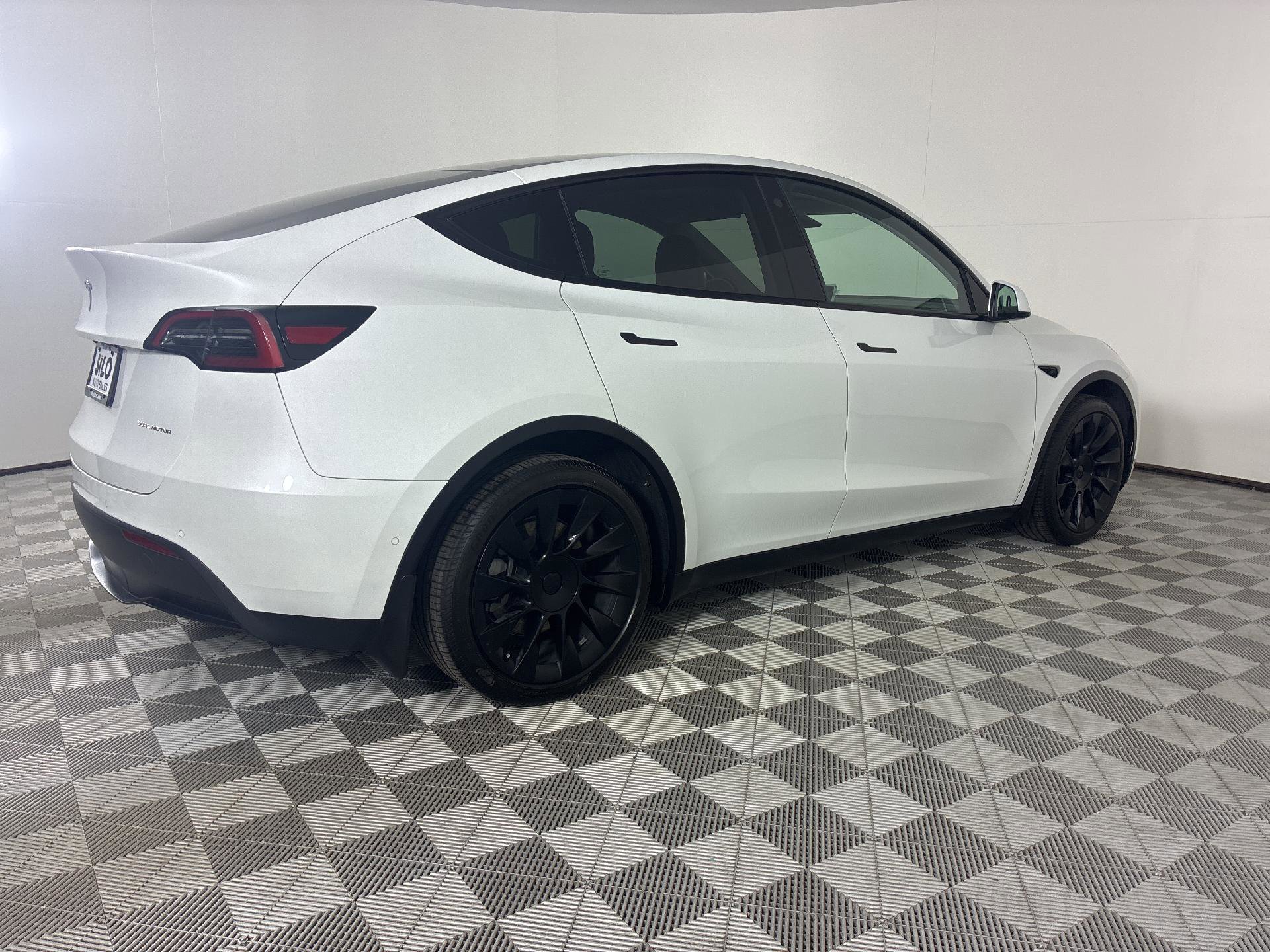 Used 2021 Tesla Model Y Long Range image 8