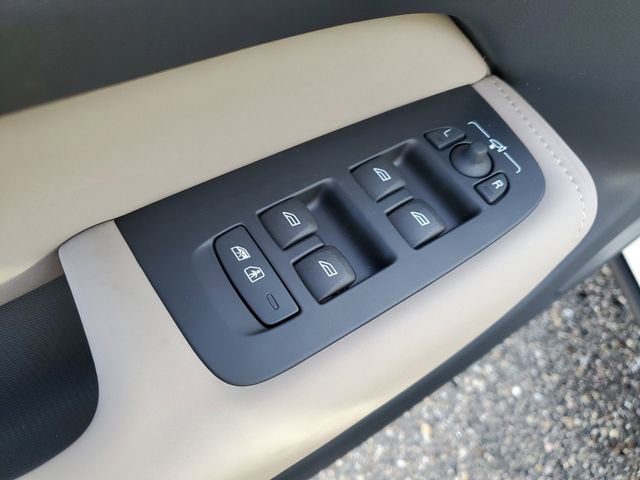 New 2026 Volvo XC60 B5 Plus w/ Protection Package Premier image 21