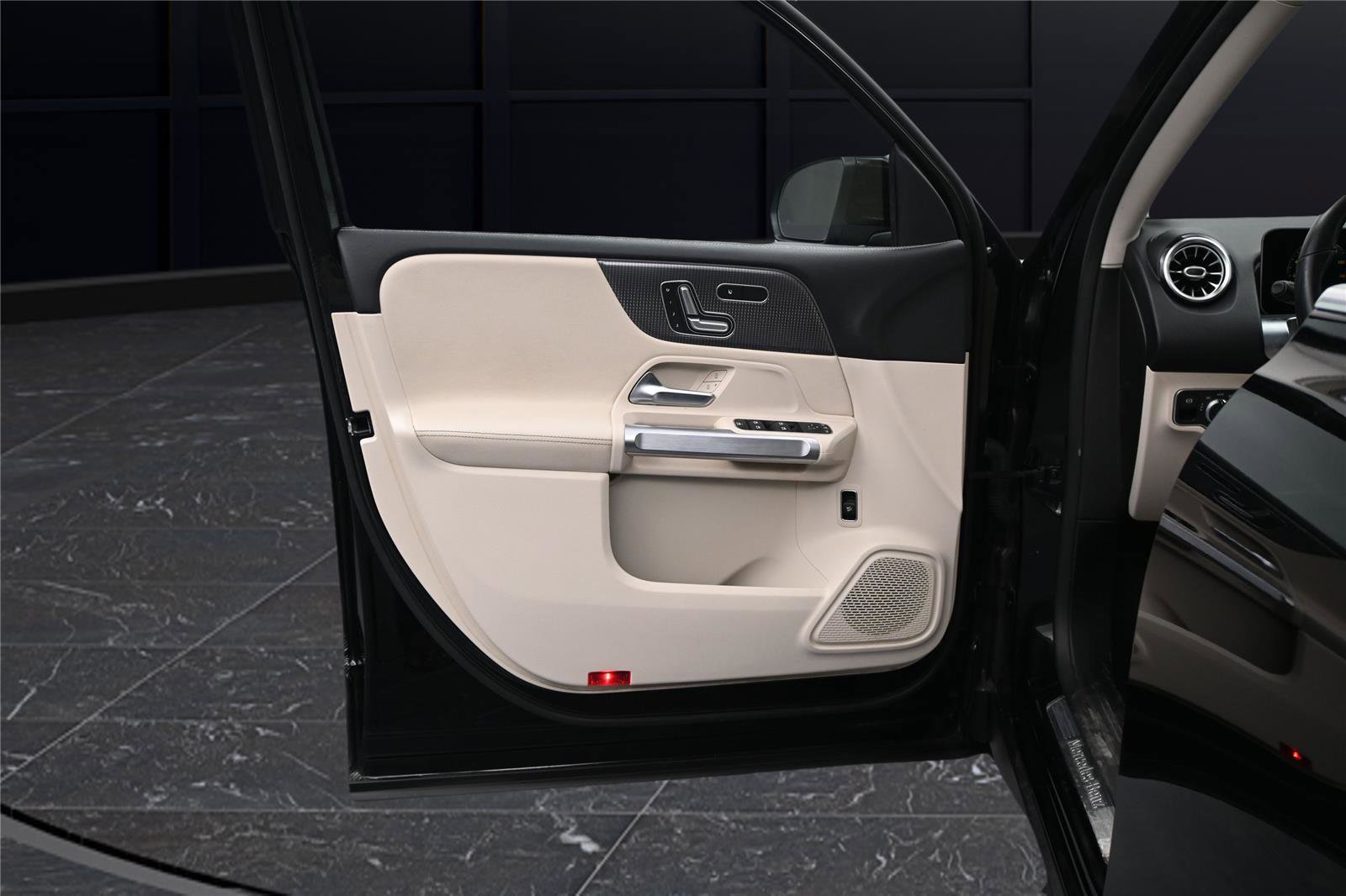 Used 2021 Mercedes-Benz GLB 250 4MATIC image 9