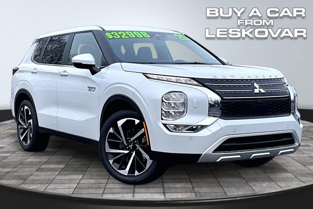 Used 2025 Mitsubishi Outlander LE image 1