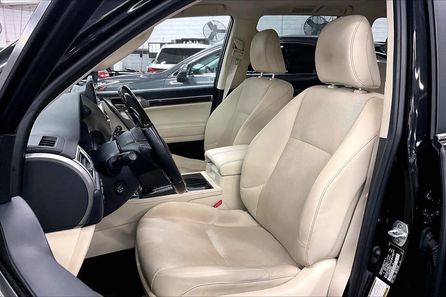Used 2023 Lexus GX 460 Premium w/ Accessory Package image 8
