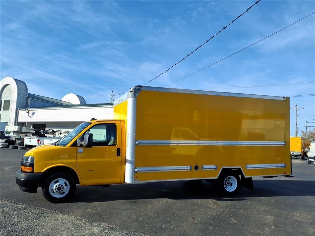 Used 2021 GMC Savana 3500 Extended w/ Power Convenience Package RWD image 2