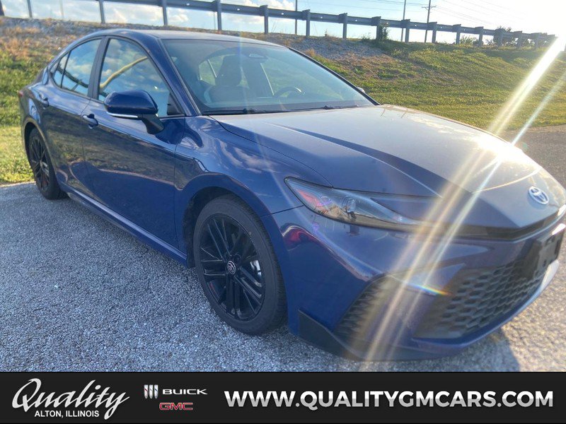 Used 2025 Toyota Camry SE FWD image 1