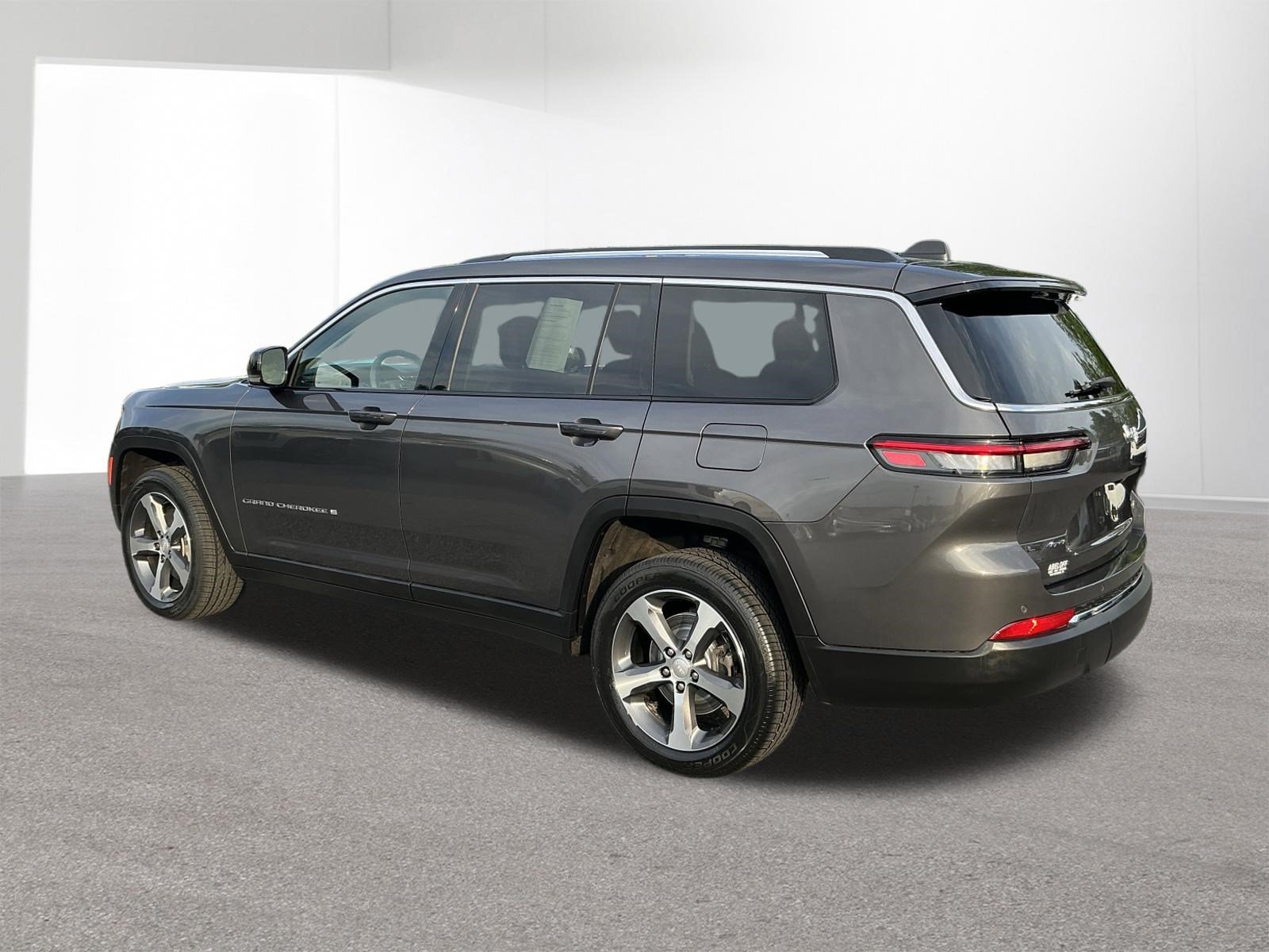 Used 2023 Jeep Grand Cherokee L Limited AWD/4WD image 5