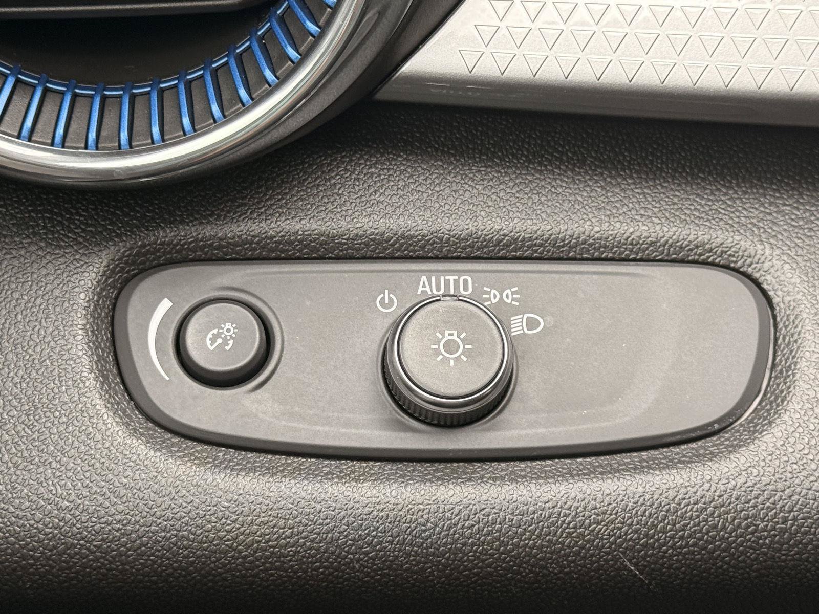 Used 2025 Chevrolet Trax LT FWD image 28