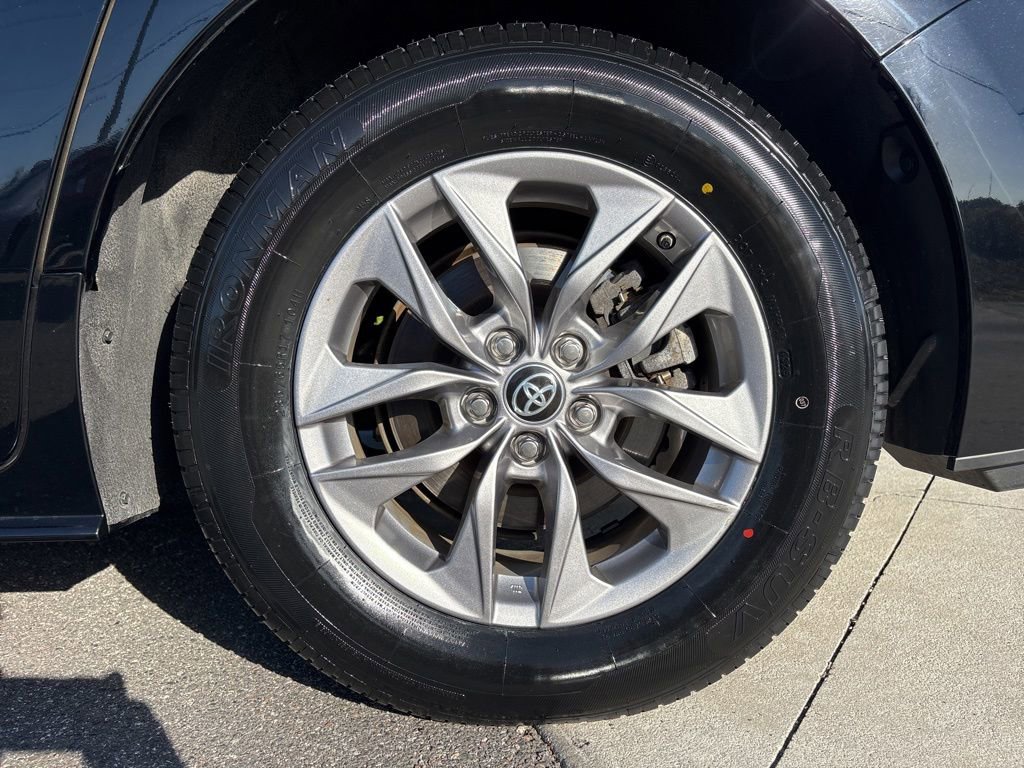 Used 2025 Toyota Sienna XLE FWD image 10