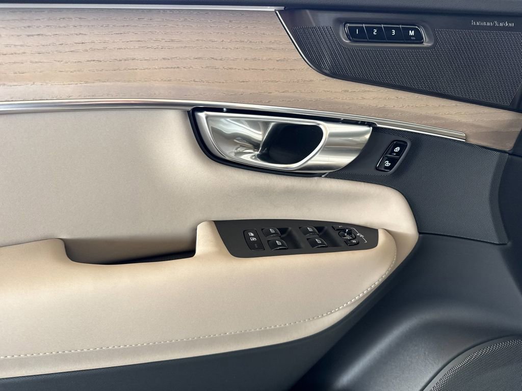 New 2026 Volvo XC90 B6 Plus w/ Protection Package Premier image 10