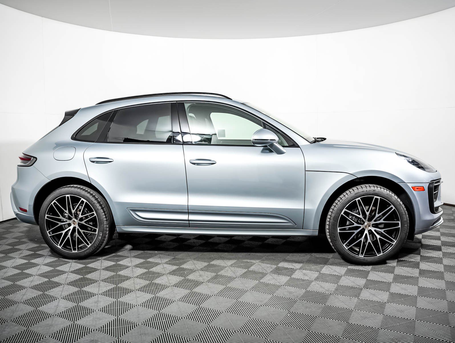 Certified 2023 Porsche Macan AWD/4WD image 9