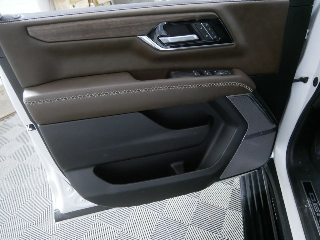 Used 2025 GMC Yukon Denali Ultimate AWD/4WD image 12