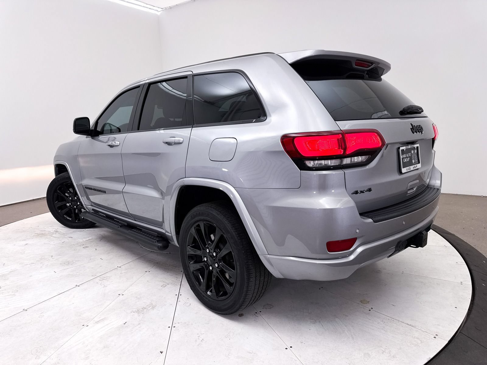 Used 2021 Jeep Grand Cherokee Laredo X AWD/4WD image 2