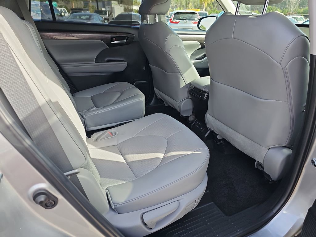 Used 2024 Toyota Highlander Platinum image 14
