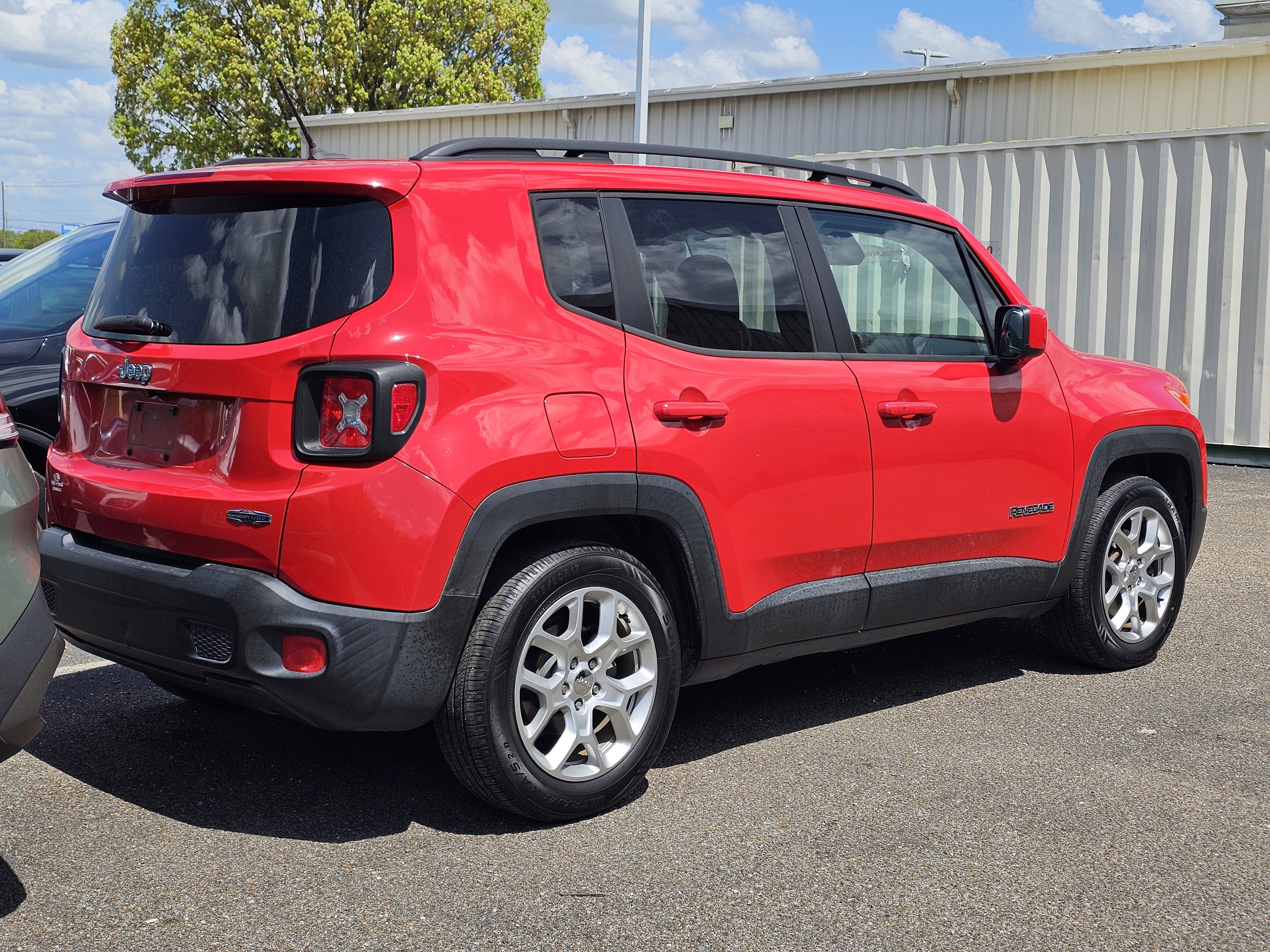 Used 2016 Jeep Renegade Latitude w/ Popular Equipment Group image 9