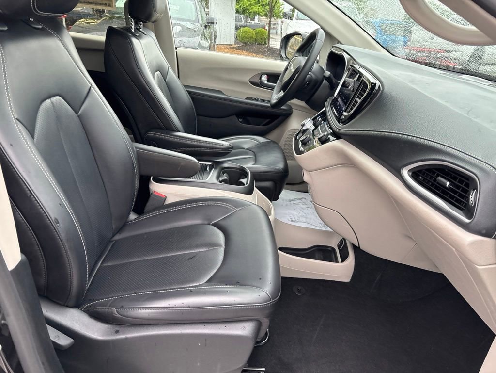 Used 2023 Chrysler Pacifica Touring-L FWD image 45
