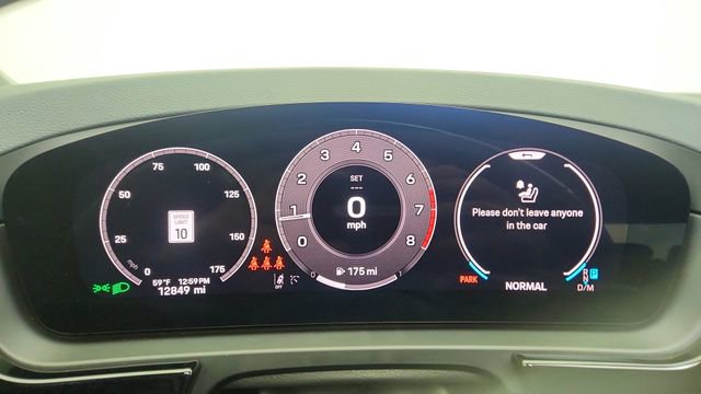 Used 2025 Porsche Cayenne w/ Premium Package image 38