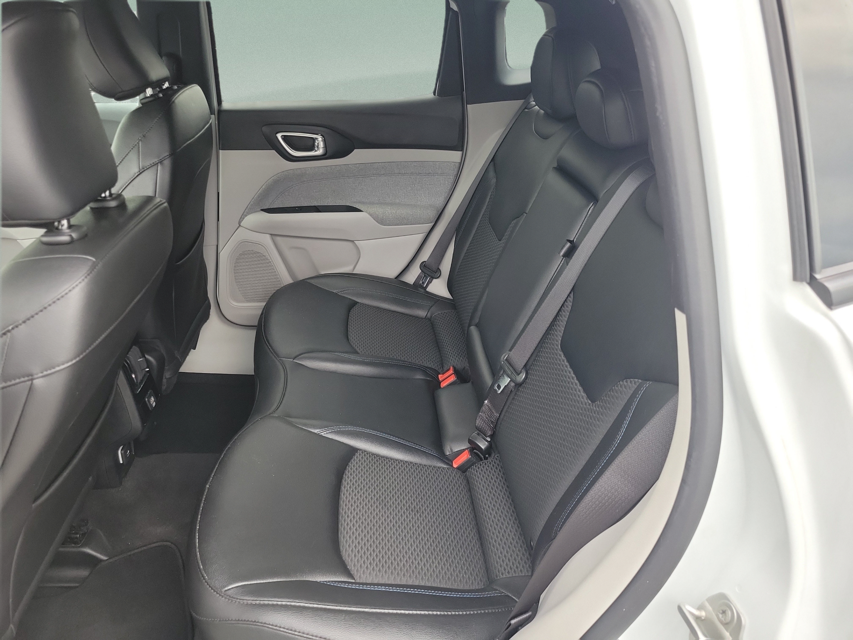 Used 2024 Jeep Compass Latitude AWD/4WD image 15