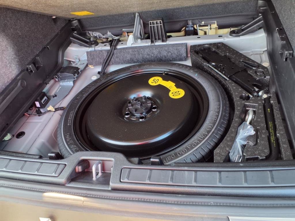 Used 2025 Volvo XC40 B5 Core image 29