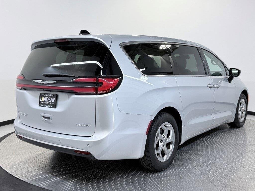 Used 2024 Chrysler Pacifica Limited image 6