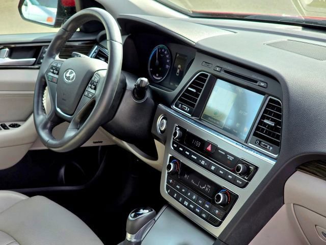 Used 2016 Hyundai Sonata Limited w/ Option Group 02 image 17