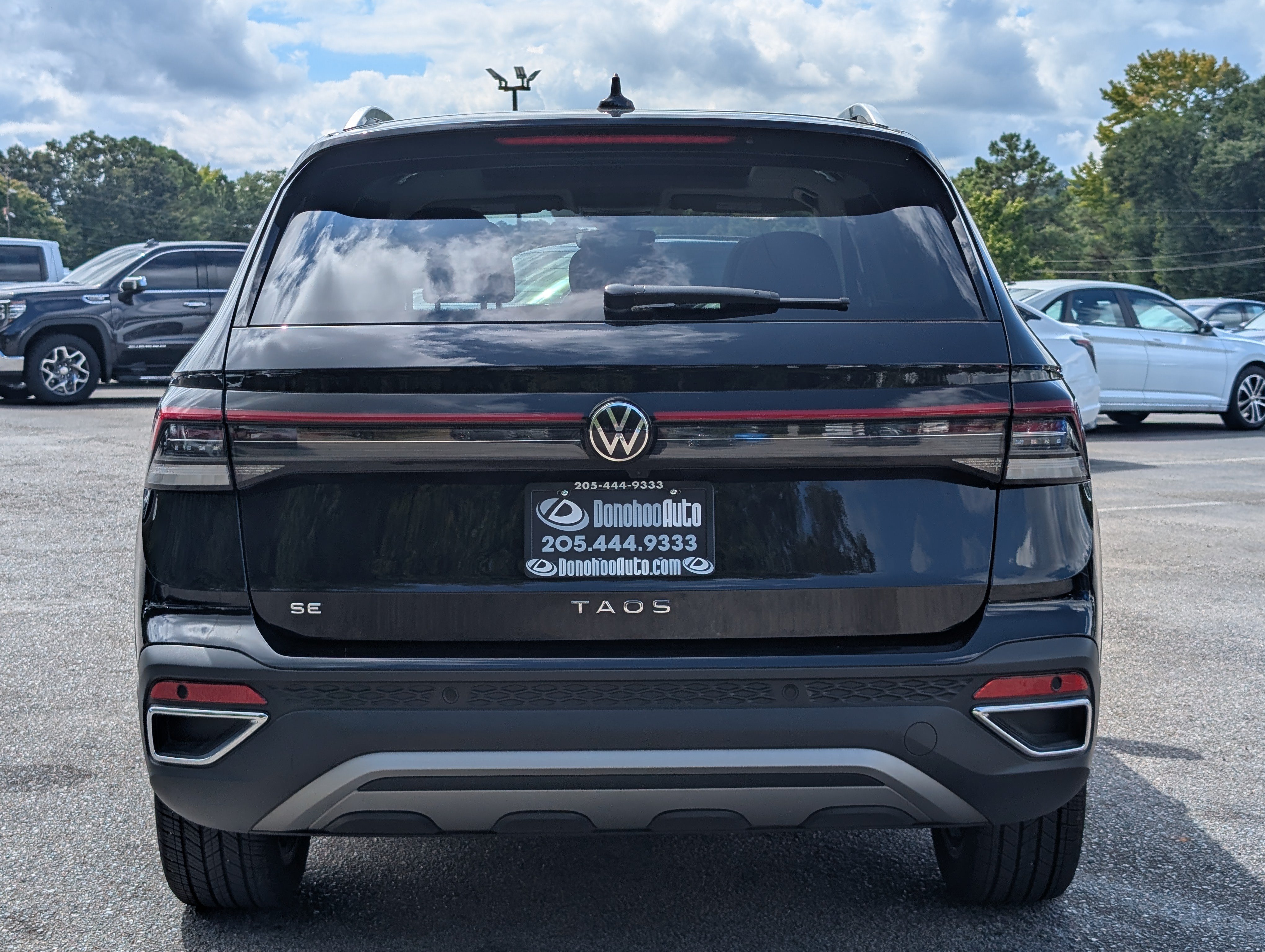 Used 2025 Volkswagen Taos SE w/ Panoramic Sunroof Package FWD image 8