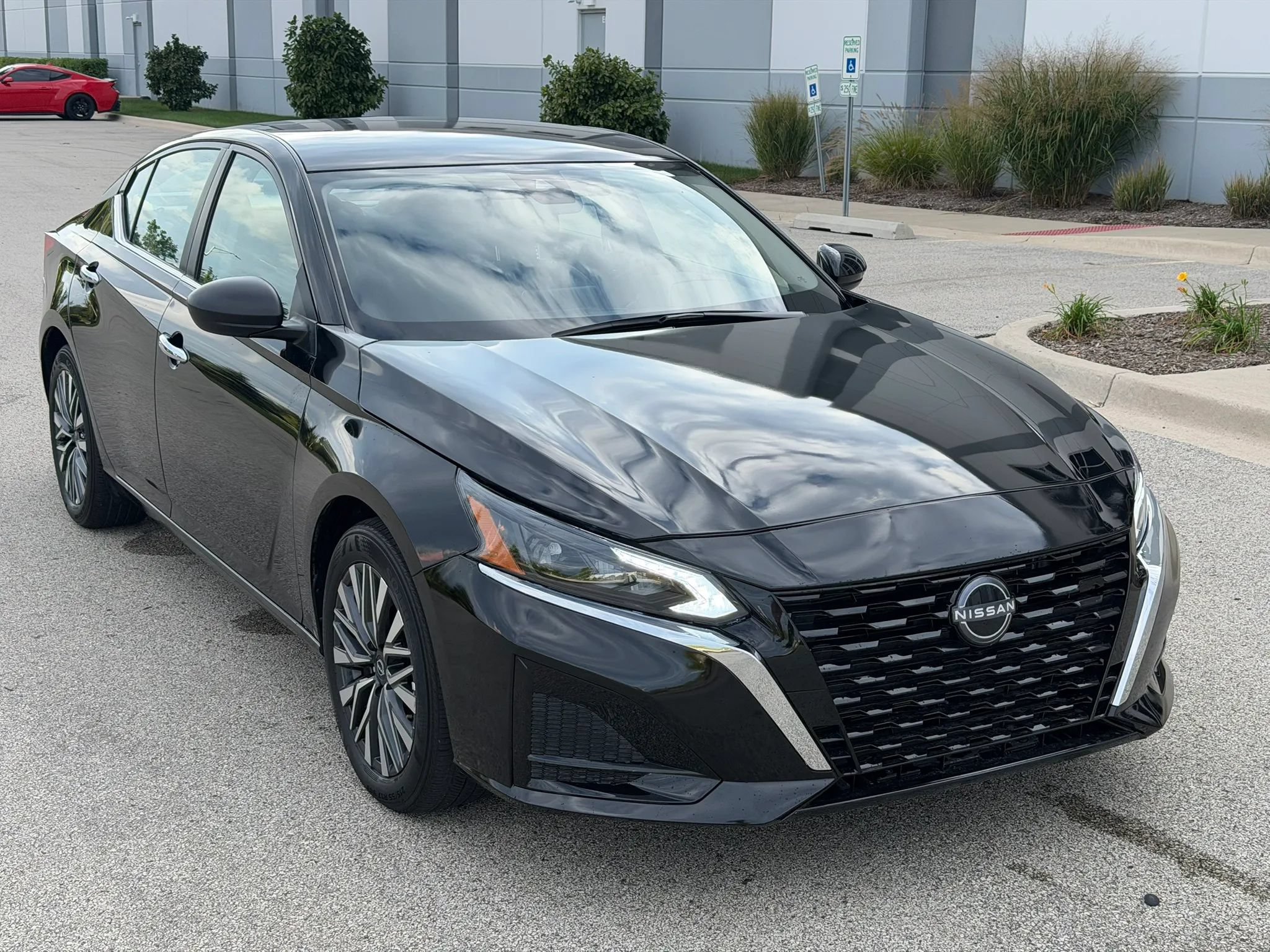Used 2025 Nissan Altima 2.5 SV FWD image 3