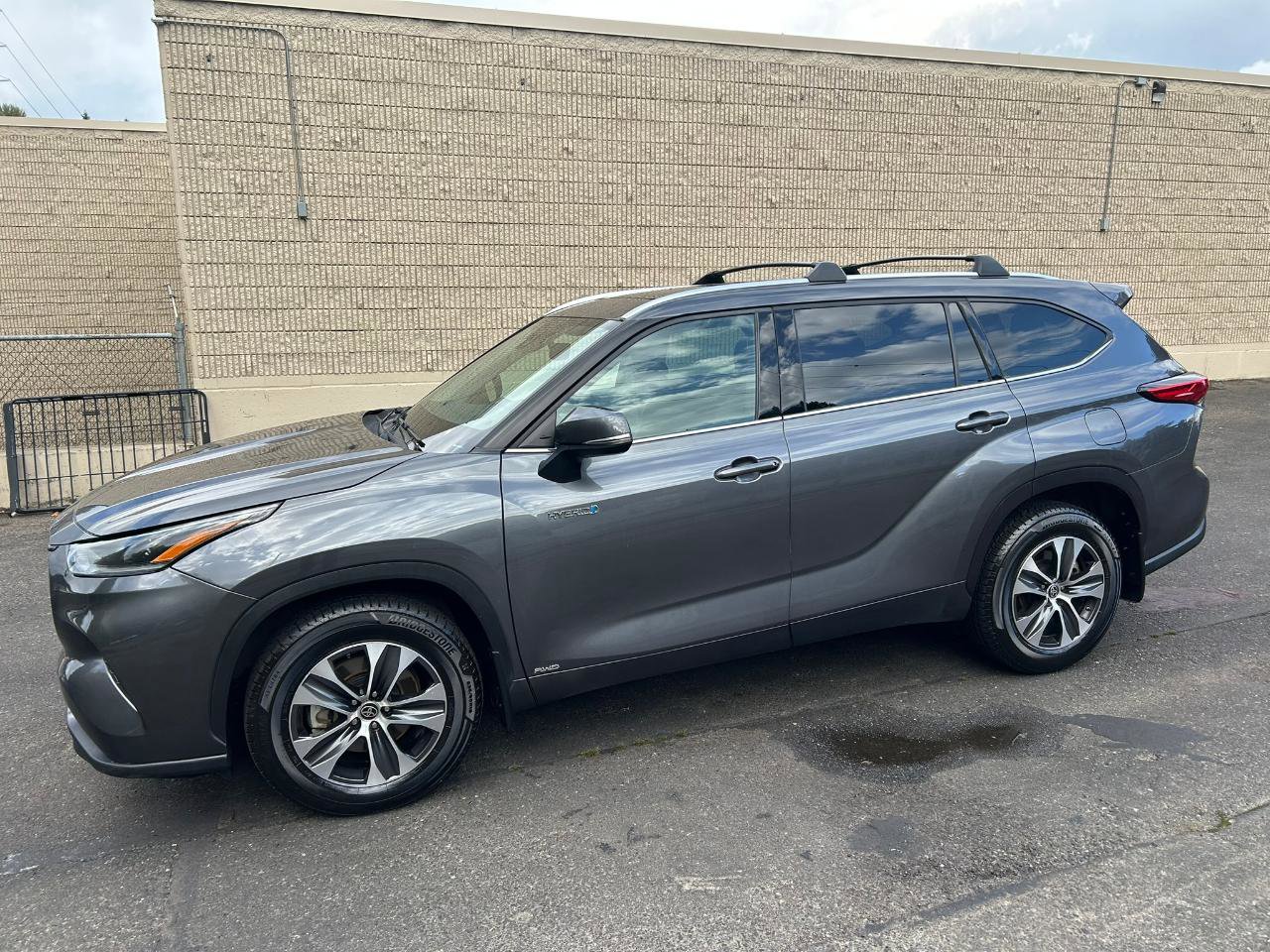 Used 2021 Toyota Highlander XLE AWD/4WD image 7