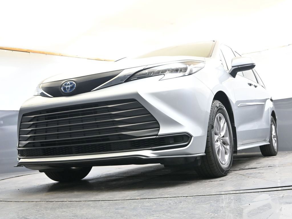 Used 2022 Toyota Sienna LE AWD/4WD image 29