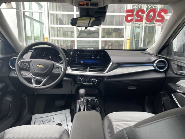 Used 2025 Chevrolet Trax LT w/ LT Convenience Package FWD image 38