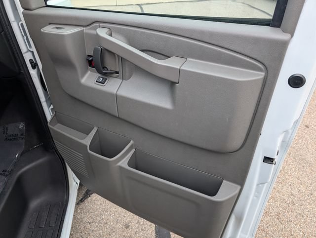 Used 2025 Chevrolet Express 3500 LT w/ LT Preferred Equipment Group RWD image 4