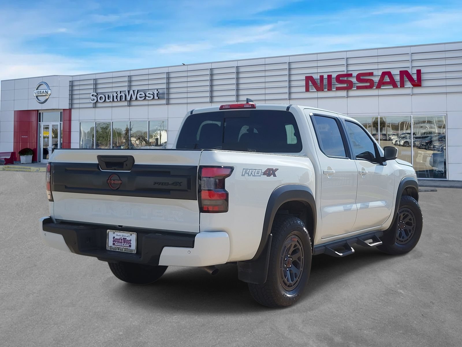 Used 2025 Nissan Frontier PRO-4X AWD/4WD image 5