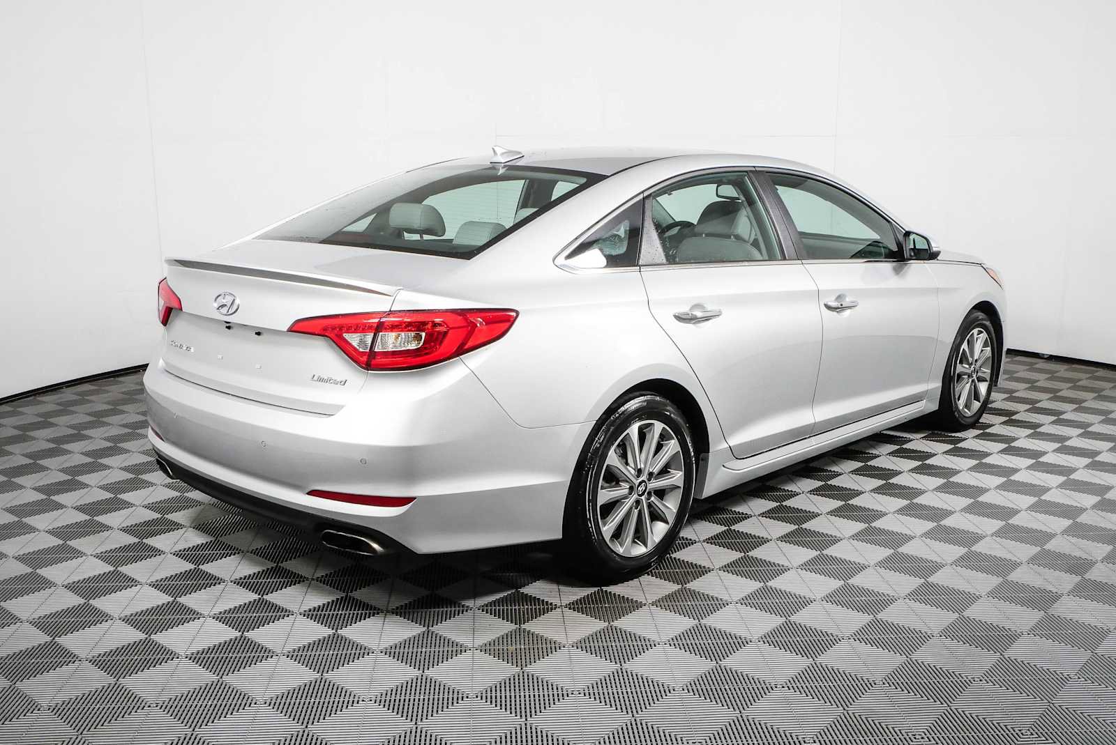 Used 2017 Hyundai Sonata Limited w/ Ultimate Package 04 FWD image 3