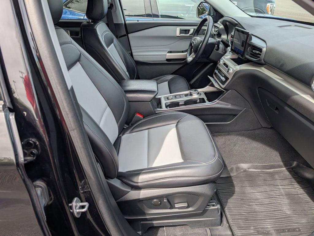 Used 2023 Ford Explorer XLT w/ Equipment Group 202A AWD/4WD image 22