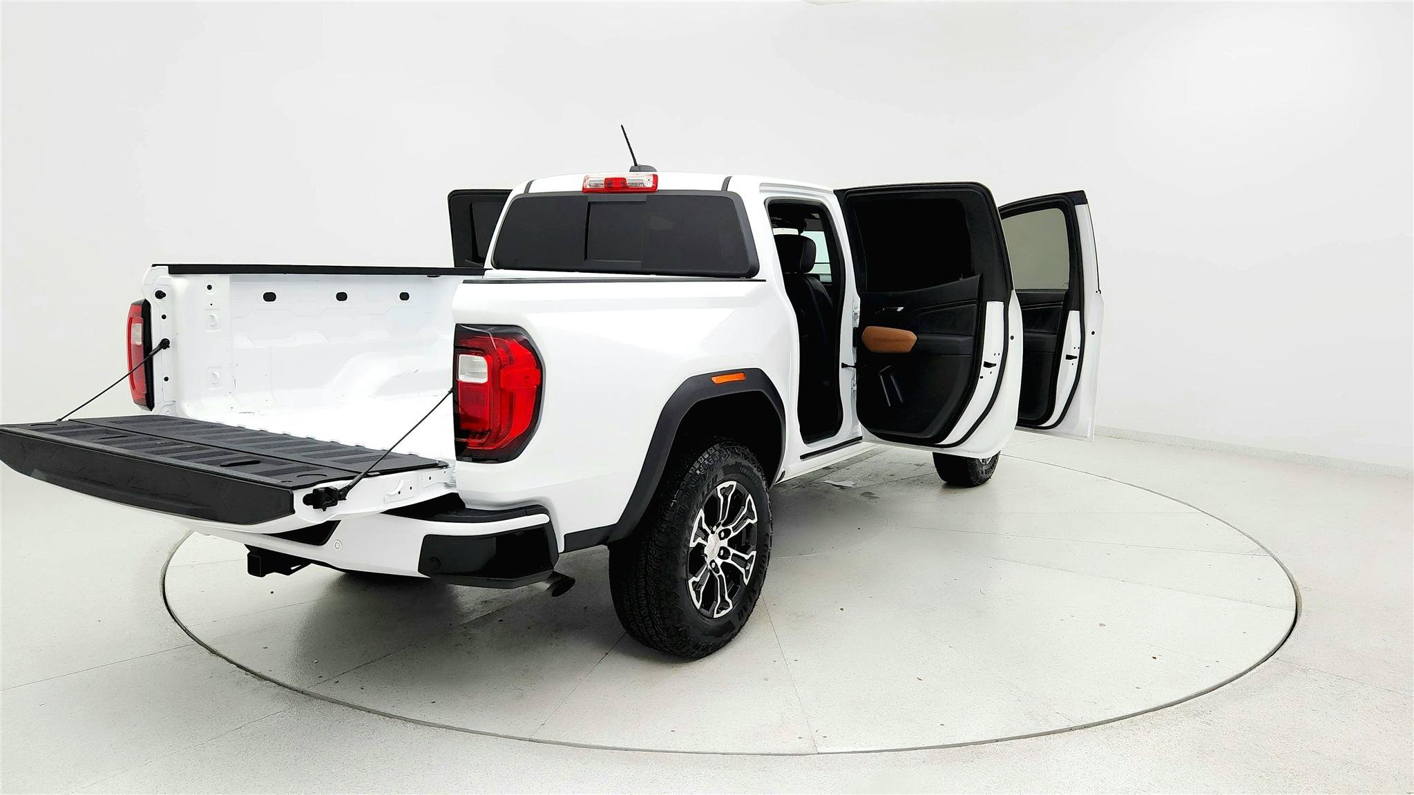 Used 2024 GMC Canyon AT4 w/ AT4 Premium Package AWD/4WD image 11
